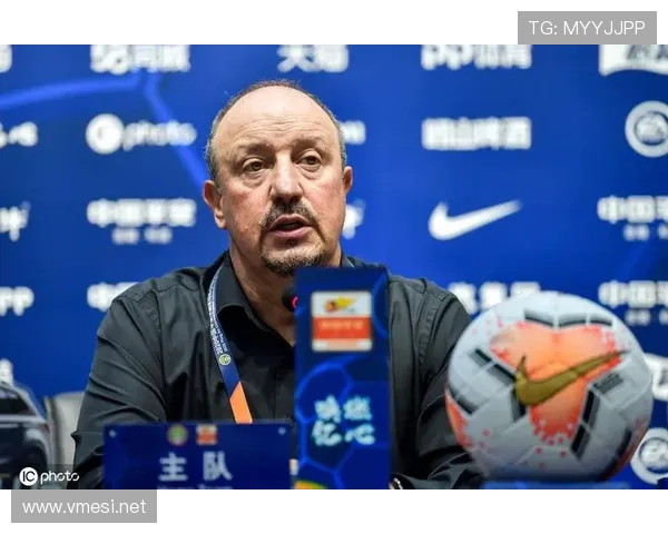 贝尼特斯执教风格以战术纪律与防守组织为核心，强调体系化部署与临场调整