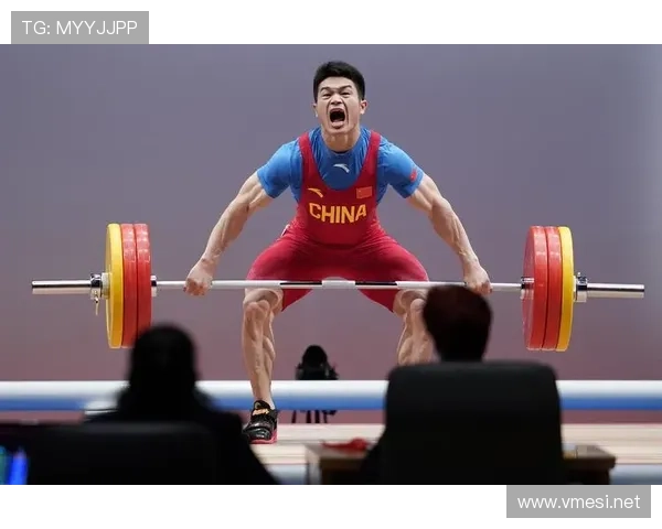 石智勇训练完顺手拎起教练当哑铃