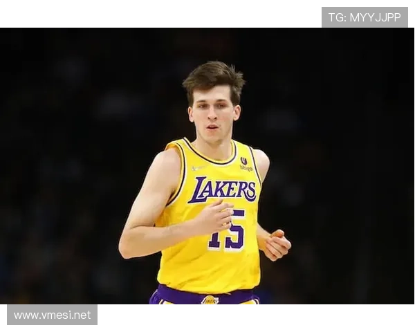 里夫斯无球跑动拉开空间，湖人进攻效率提升